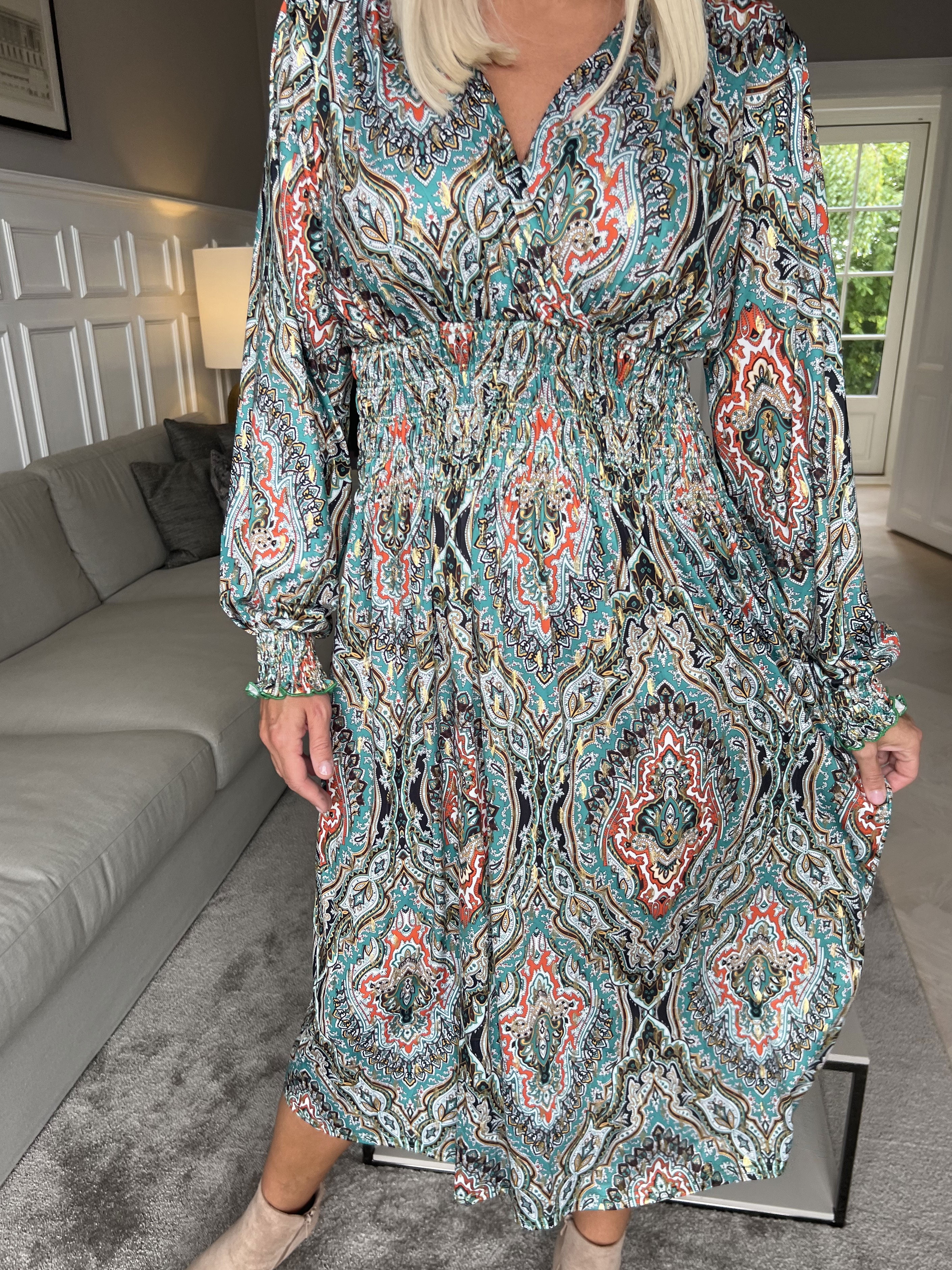 Pams Pattern Midi L/S - Elastisk klänning i skrynkelfritt tyg med långa ärmar